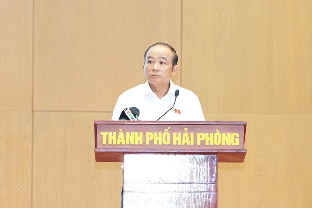 Ông Lã Thanh Tân, Phó Trưởng Đoàn đại biểu Quốc hội chuyên trách thành phố Hải Phòng báo cáo những kết quả nổi bật của Kỳ họp thứ nhất, Quốc hội khóa XVI