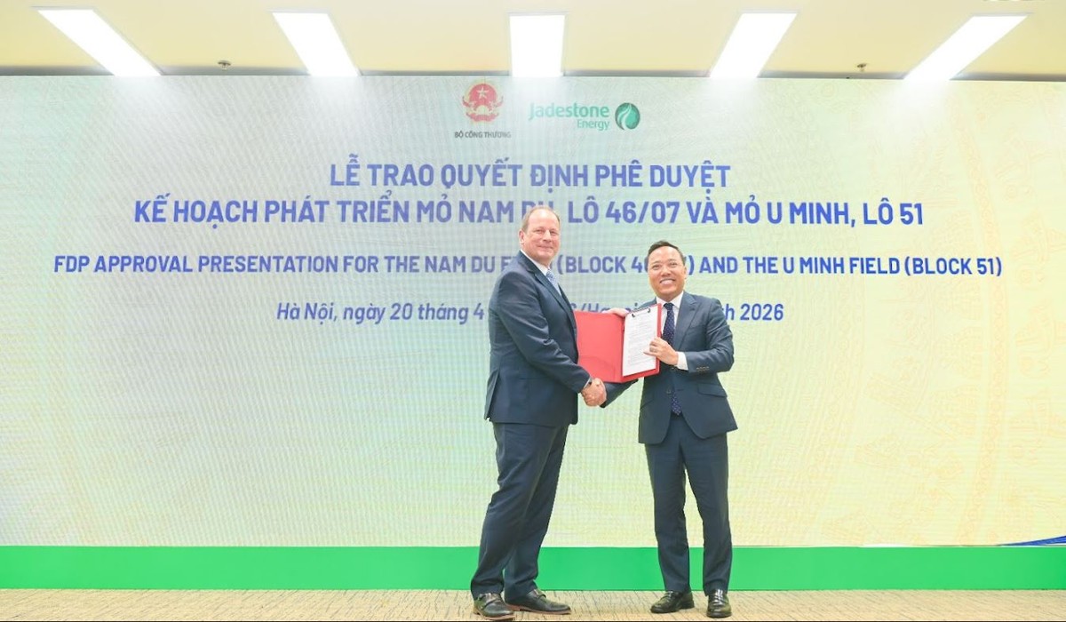 Thứ trưởng Bộ Công Thương Nguyễn Hoàng Long trao quyết định phê duyệt phát triển các mỏ cho Công ty Jadestone Energy