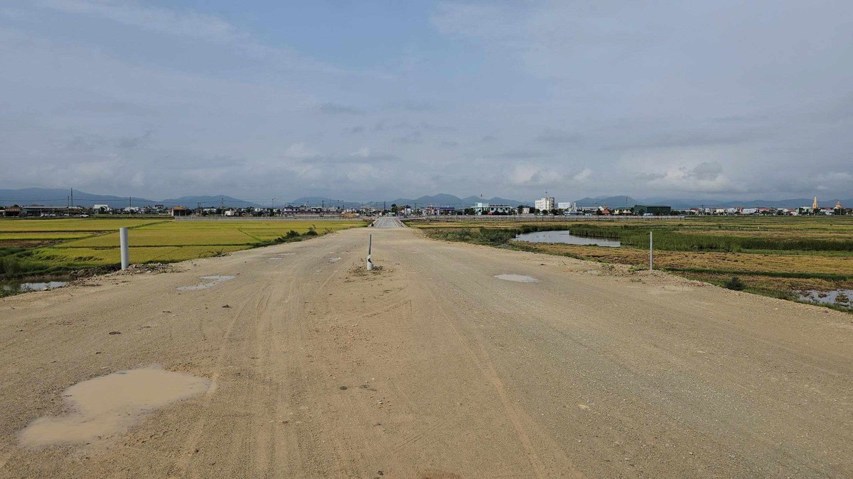 Dự án còn khoảng 200 m chờ lún, chưa thảm nhựa bê tông.