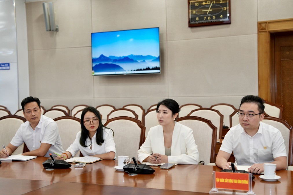 Đại diện nhà đầu tư và đơn vị tư vấn trình bày ý tưởng thiết kế cầu Cửa Lục 2. Ảnh: Đỗ Phương.