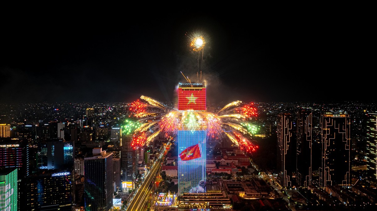 Saigon Marina IFC tỏa sáng rực rỡ như một “ngon hải đăng” giữa dòng chảy của di sản bên sông Sài Gòn