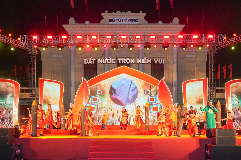 Chương trình nghệ thuật “Đất nước trọn niềm vui”, Kỷ niệm 51 năm Ngày Giải phóng miền Nam thống nhất đất nước tại Nhà hát Thành phố Hải Phòng