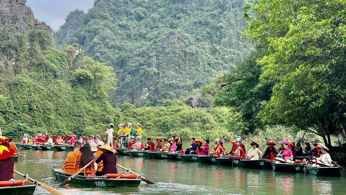 Không gian lễ hội được mở rộng với sân khấu thực cảnh dựng ngay trên mặt nước, giữa lòng di sản.