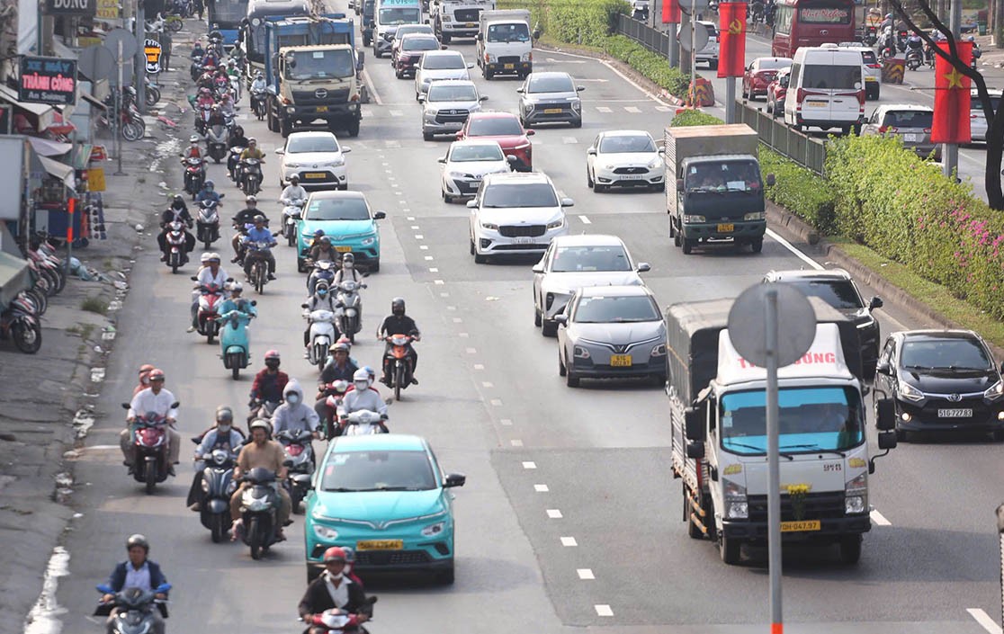 Ngày cuối kỳ nghỉ lễ khép lại với cảnh người dân hối hả trở lại TP.HCM chuẩn bị cho tuần làm việc mới. Ghi nhận tại quốc lộ 22, đường khá thông thoáng chiều ngày 3/5.