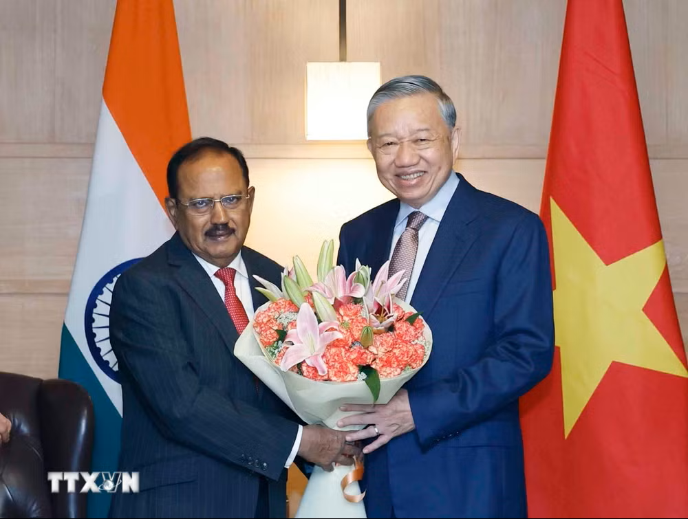Cố vấn An ninh Quốc gia Ấn Độ Ajit Doval tặng hoa Tổng Bí thư, Chủ tịch nước Tô Lâm - Ảnh: TTXVN