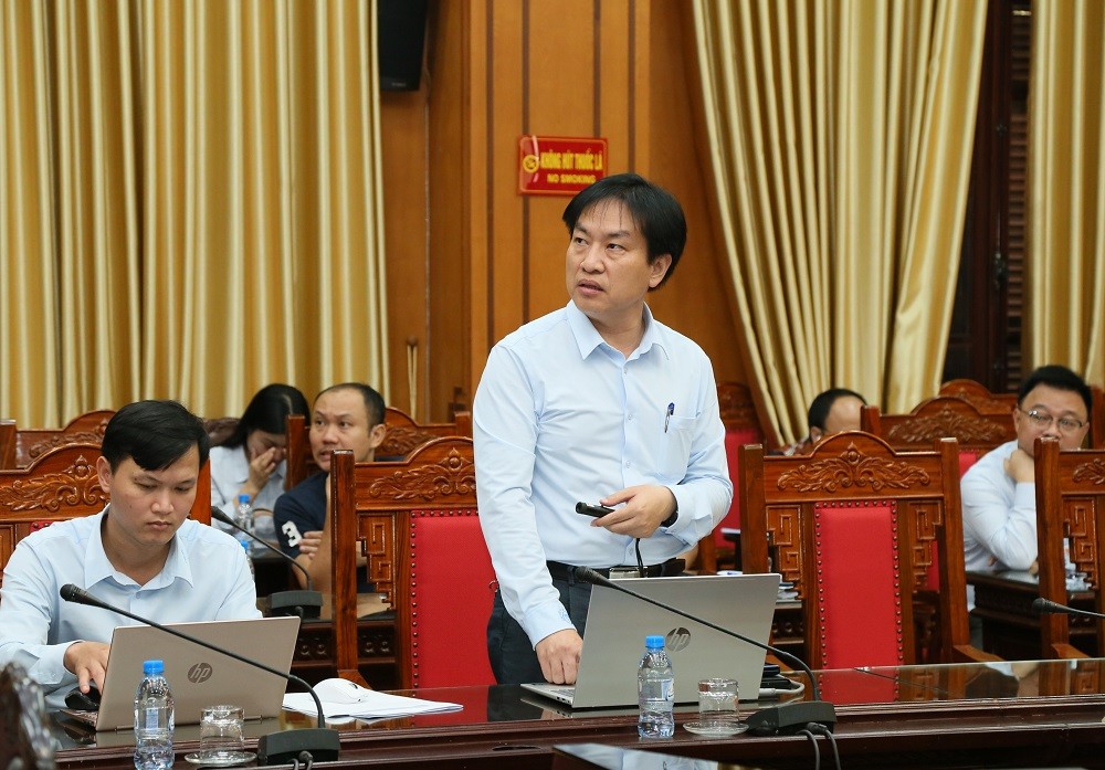 Đại diện đơn vị nhà thầu phát biểu tại cuộc họp.