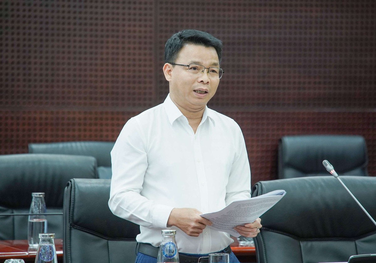 Giám đốc Ban Quản lý các dự án đầu tư cơ sở hạ tầng ưu tiên Đà Nẵng Lê Thành Hưng báo cáo tại buổi làm việc.
