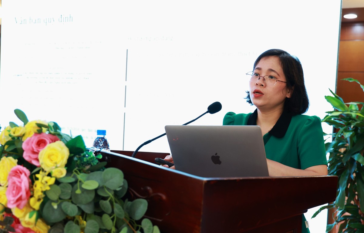 Bà Đỗ Thị Thảo Hiền, chuyên gia Cục Chuyển đổi số (Bộ KH&amp;CN) truyền đạt các nội dung về Nghị định số 45/2026/NĐ-CP