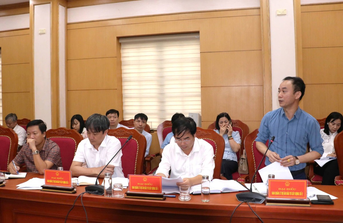 Đại diện Ban Quản lý dự án đầu tư xây dựng số 2 phát biểu tại hội nghị. Ảnh: Lương Hậu