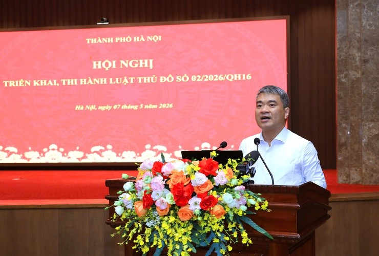 Thứ trưởng Bộ Tư pháp Nguyễn Thanh Tú phổ biến, quán triệt một số nội dung cơ bản của Luật Thủ đô số 02/2026/QH16 tại Hội nghị triển khai thi hành Luật Thủ đô do TP. Hà Nội tổ chức sáng 7/5. Ảnh: Lê Hải