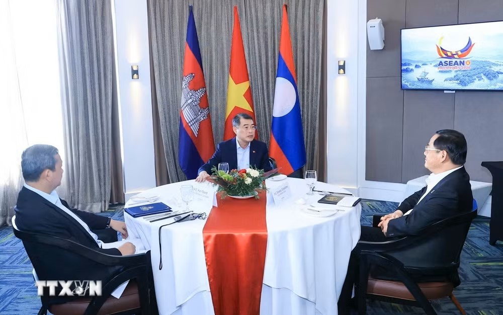 Thủ tướng Lê Minh Hưng cùng Thủ tướng Campuchia Hun Manet và Thủ tướng Lào Sonexay Siphandone. (Ảnh: Dương Giang/TTXVN)