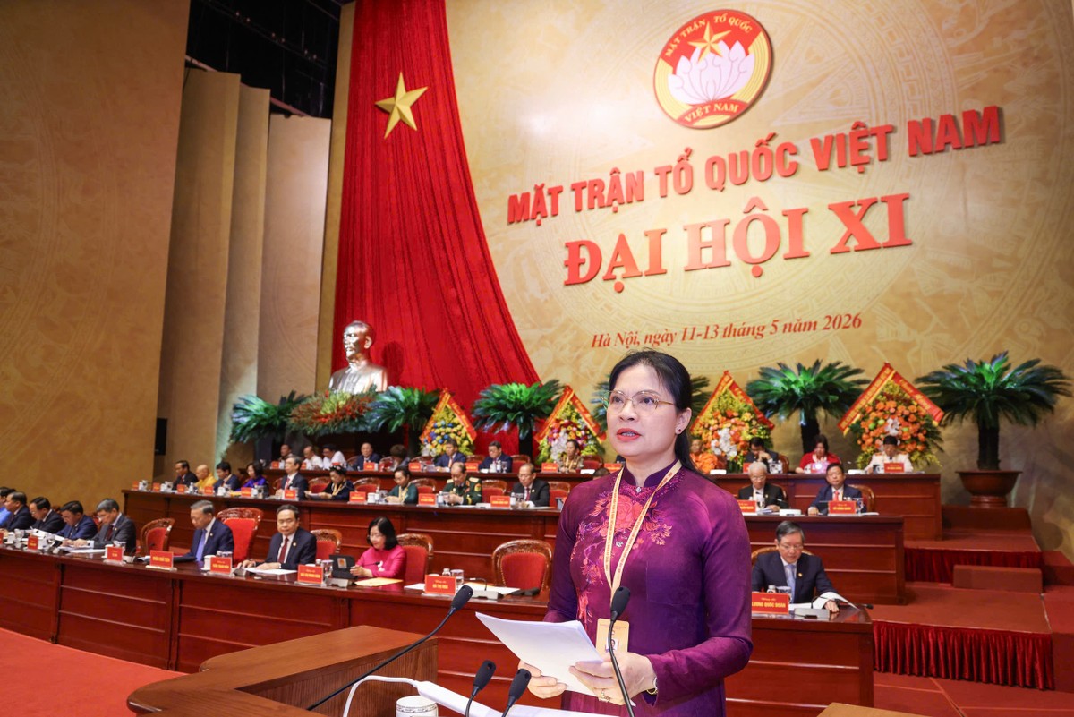 Bà Hà Thị Nga trình bày tóm tắt dự thảo Báo cáo chính trị của Ủy ban Trung ương Mặt trận Tổ quốc Việt Nam khóa X trình Đại hội.