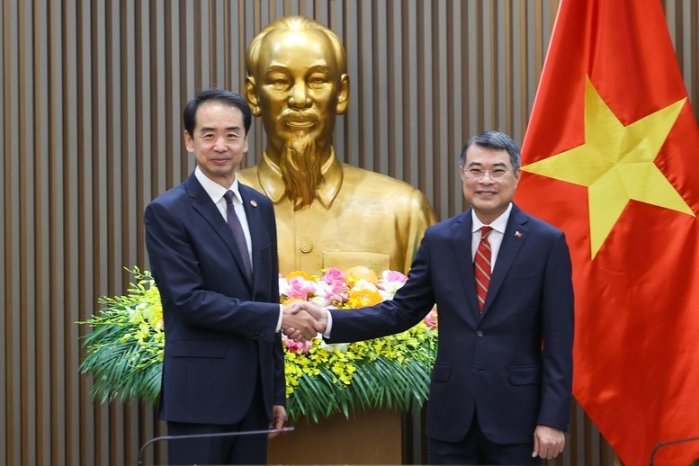 Thủ tướng Lê Minh Hưng tiếp Đại sứ Trung Quốc tại Việt Nam Hà Vĩ. Ảnh: VGP.