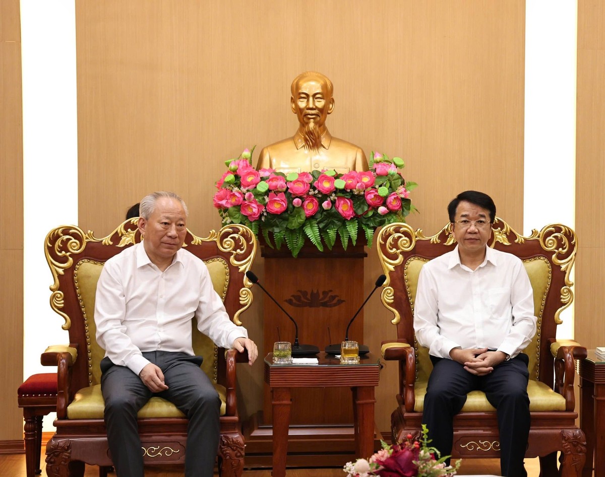Ông Nguyễn Thanh Bình, Phó Bí thư Tỉnh ủy, Chủ tịch UBND tỉnh Ninh Bình (bên phải) tiếp và làm việc với ông Nghiêm Thái Hòa, Lãnh đạo Tập đoàn Xây dựng Thái Bình Dương. Ảnh: Trịnh Tùng