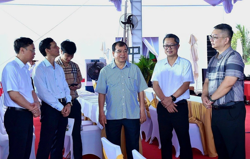 Ông Nguyễn Minh Hùng, Phó chủ tịch UBND TP. Hải Phòng kiểm tra công tác chuẩn bị Lễ khởi công Dự án đầu tư xây dựng và kinh doanh kết cấu hạ tầng Khu công nghiệp Nam Tràng Cát