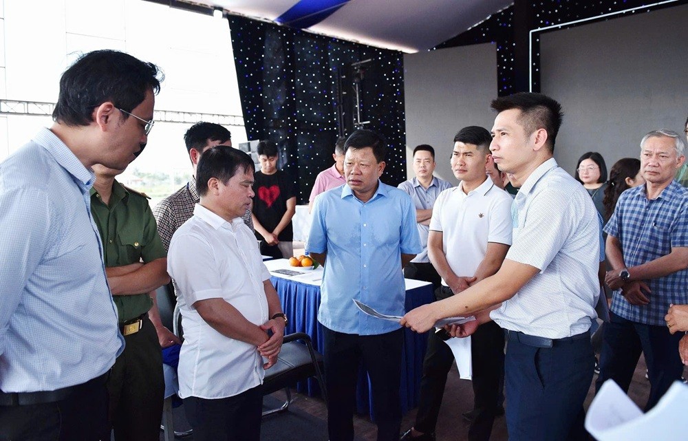 Ông Lê Trung Kiên, Phó chủ tịch UBND TP. Hải Phòng kiểm tra công tác chuẩn bị lễ khởi công Dự án đầu tư và xây dựng kinh doanh kết cấu hạ tầng Khu công nghiệp Thuỷ Nguyên (giai đoạn 1).