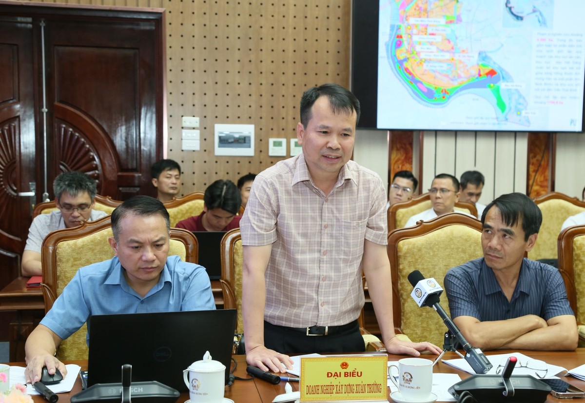 Đại diện nhà đầu tư dự án Xây dựng tái hiện thương cảng Phố Hiến xưa phát biểu tại cuộc họp. Ảnh: Tất Đạt