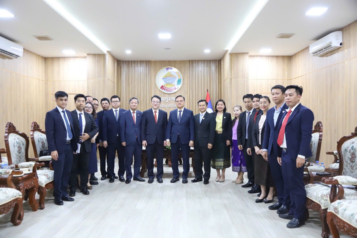 Hai đoàn chụp ảnh lưu niệm.