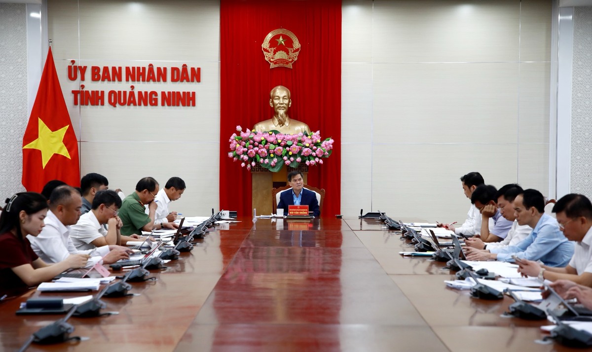 Ông Bùi Văn Khắng, Chủ tịch UBND tỉnh Quảng Ninh chủ trì cuộc họp đánh giá kết quả công tác giải ngân vốn đầu tư công. Ảnh: QMG Ông Bùi Văn Khắng, Chủ tịch UBND tỉnh Quảng Ninh chủ trì cuộc họp đánh giá kết quả công tác giải ngân vốn đầu tư công. Ảnh: QMG