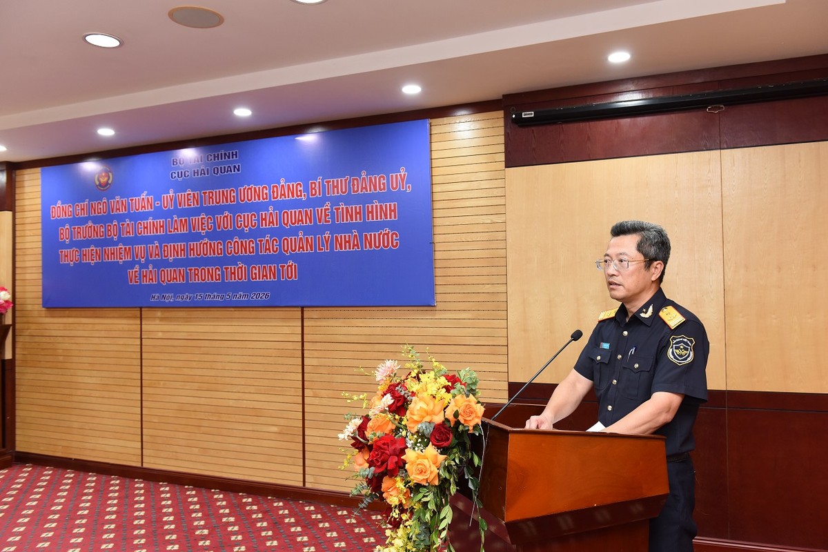 Ông Âu Anh Tuấn báo cáo tại buổi làm việc. Ảnh: Văn Tá.