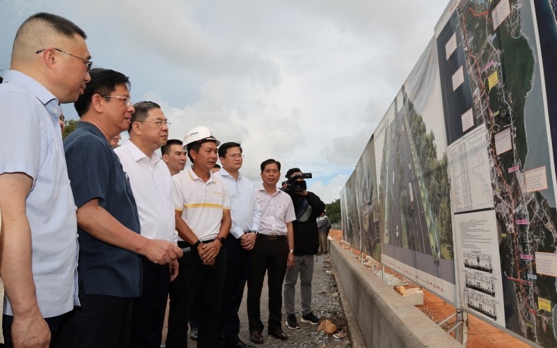 Phó Thủ tướng Thường trực Chính phủ Phạm Gia Túc nghe báo cáo về tiến độ dự án đầu tư mở rộng đường tỉnh ĐT.975.Ảnh: VGP.