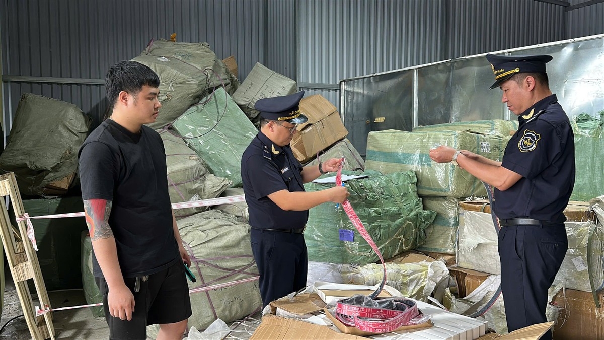 Công chức Hải quan khu vực VI kiểm tra hàng hoá nghi vấn.