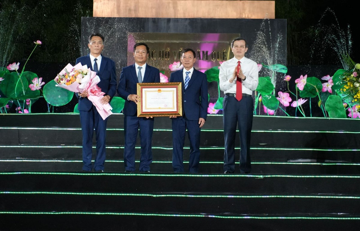 Khu Di tích quốc gia Kim Liên cũng vinh dự đón nhận Huân chương Lao động hạng Nhất của Chủ tịch nước Khu Di tích quốc gia Kim Liên cũng vinh dự đón nhận Huân chương Lao động hạng Nhất của Chủ tịch nước