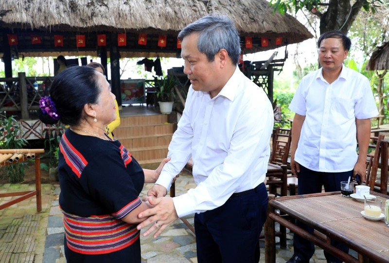 Chủ tịch UBND TP. Hà Nội Vũ Đại Thắng thăm hỏi bà con sinh sống tại Làng.