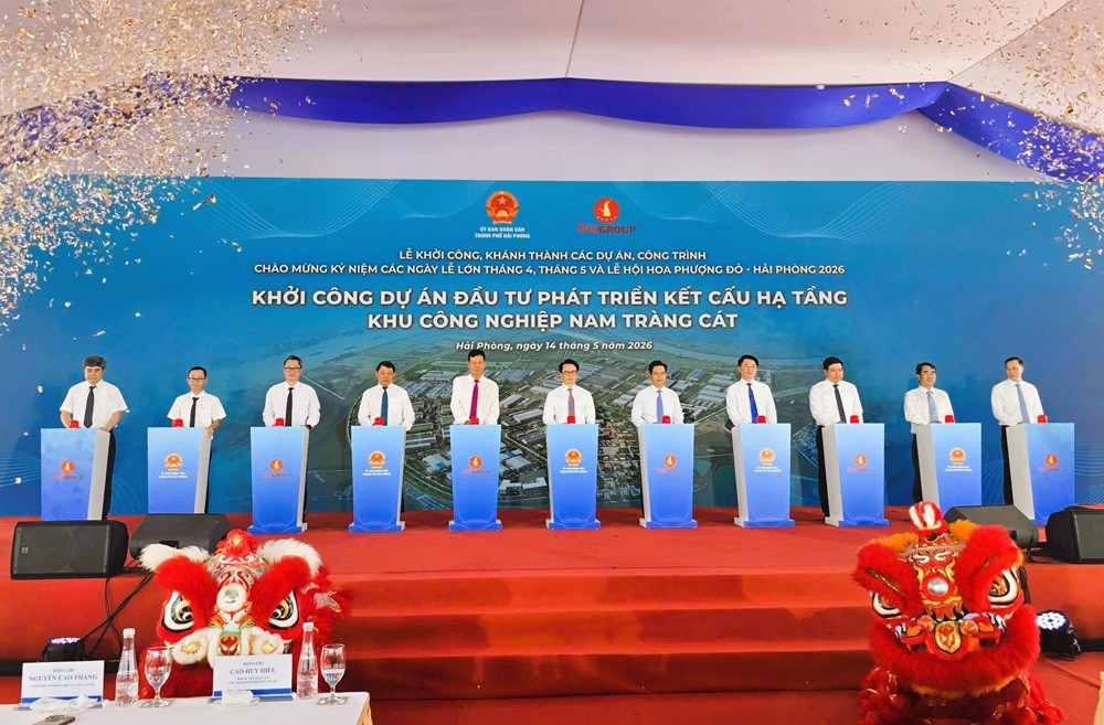 Các đại biểu nhấn nút khởi công xây dựng Dự án đầu tư phát triển kết cấu hạ tầng KCN Nam Tràng Cát