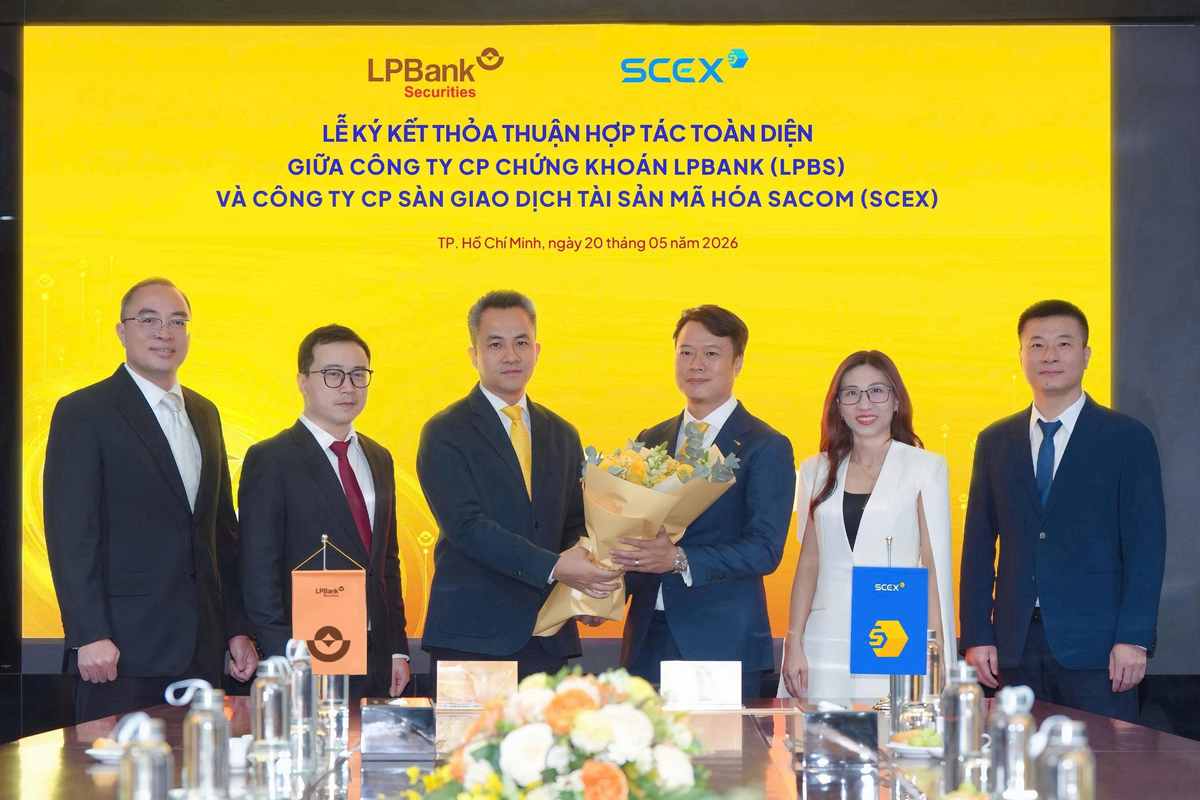 Đại diện LPBS (trái) và đại diện SCEX (phải) trao hoa kỉ niệm, mừng thành công của Lễ ký kết thỏa thuận hợp tác toàn diện