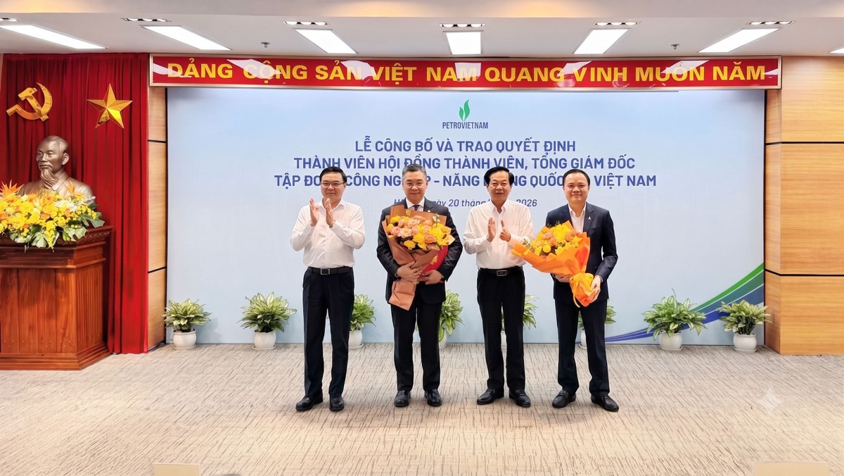 Bộ trưởng Bộ Nội vụ Đỗ Thanh Bình; Bộ trưởng Bộ Công Thương Lê Mạnh Hùng tặng hoa chúc mừng Tập đoàn và tân Tổng Giám đốc Lê Mạnh Cường. Bộ trưởng Bộ Nội vụ Đỗ Thanh Bình; Bộ trưởng Bộ Công Thương Lê Mạnh Hùng tặng hoa chúc mừng Tập đoàn và tân Tổng Giám đốc Lê Mạnh Cường.