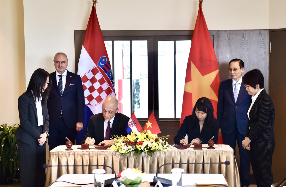 Trong khuôn khổ chuyến thăm, Học viện Ngoại giao Việt Nam và Học viện Ngoại giao Croatia đã ký Bản ghi nhớ về hợp tác dưới sự chứng kiến của Bộ trưởng Ngoại giao hai nước.