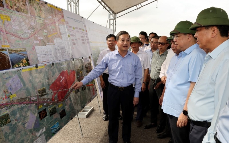 Phó Thủ tướng Thường trực nghe lãnh đạo tỉnh Bắc Ninh báo cáo về tuyến đường kết nối sân bay Gia Bình với Thủ đô Hà Nội - Ảnh: VGP. Phó Thủ tướng Thường trực nghe lãnh đạo tỉnh Bắc Ninh báo cáo về tuyến đường kết nối sân bay Gia Bình với Thủ đô Hà Nội - Ảnh: VGP.