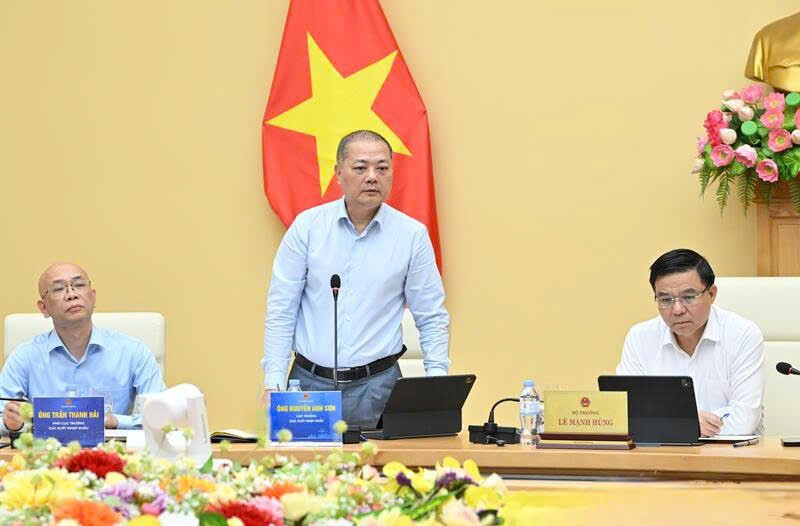 Ông Nguyễn Anh Sơn, Cục trưởng Cục Xuất nhập khẩu báo cáo tình hình xuất nhập khẩu 4 tháng đầu năm. Ông Nguyễn Anh Sơn, Cục trưởng Cục Xuất nhập khẩu báo cáo tình hình xuất nhập khẩu 4 tháng đầu năm.