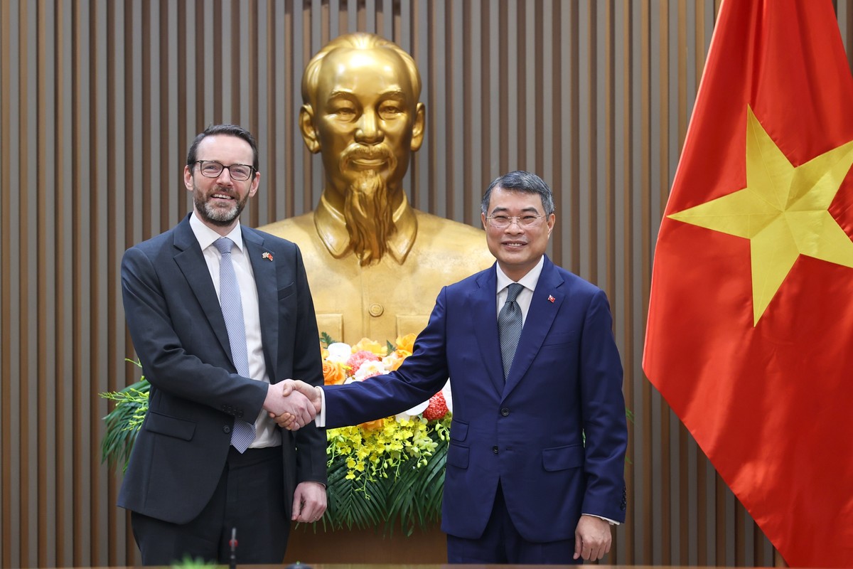 Thủ tướng Chính phủ Lê Minh Hưng tiếp Đại sứ Vương quốc Liên hiệp Anh và Bắc Ireland tại Việt Nam Iain Frew - Ảnh: VGP/Nhật Bắc Thủ tướng Chính phủ Lê Minh Hưng tiếp Đại sứ Vương quốc Liên hiệp Anh và Bắc Ireland tại Việt Nam Iain Frew - Ảnh: VGP/Nhật Bắc