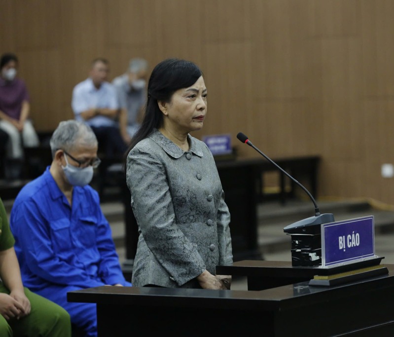 Bị cáo Nguyễn Thị Kim Tiến, cựu Bộ trưởng Bộ Y tế khai báo tại tòa.