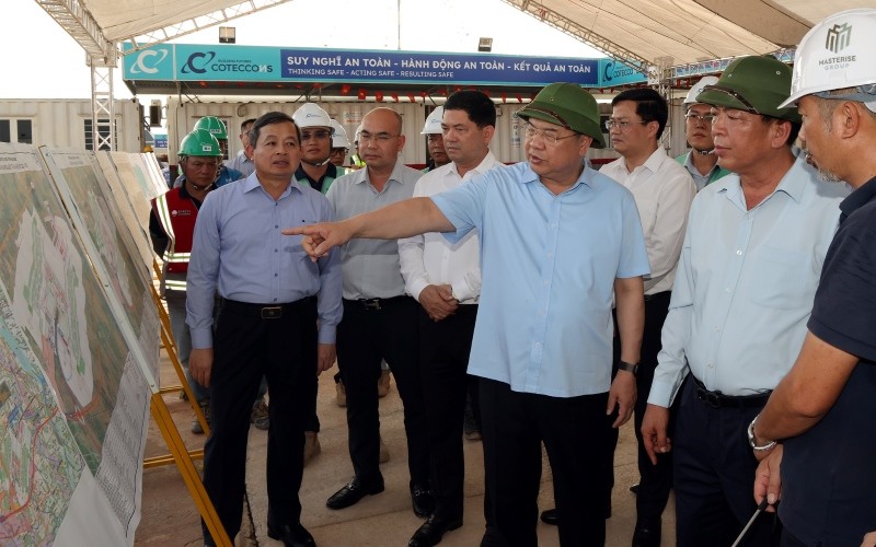 Phó Thủ tướng Thường trực Chính phủ Phạm Gia Túc kiểm tra dự án Cảng hàng không quốc tế Gia Bình - Ảnh: VGP. Phó Thủ tướng Thường trực Chính phủ Phạm Gia Túc kiểm tra dự án Cảng hàng không quốc tế Gia Bình - Ảnh: VGP.