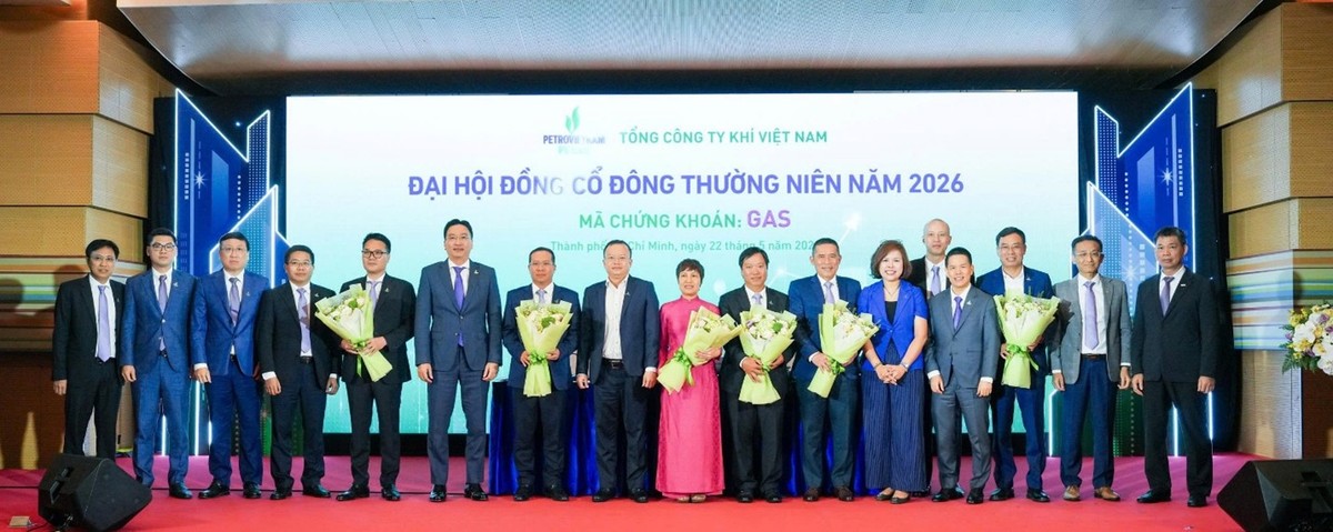 Đại diện cổ đông lớn Petrovietnam và lãnh đạo PV GAS tri ân các nhân sự miễn nhiệm và chúc mừng các nhân sự mới được bầu vào HĐQT và Ban Kiểm soát PV GAS nhiệm kỳ mới