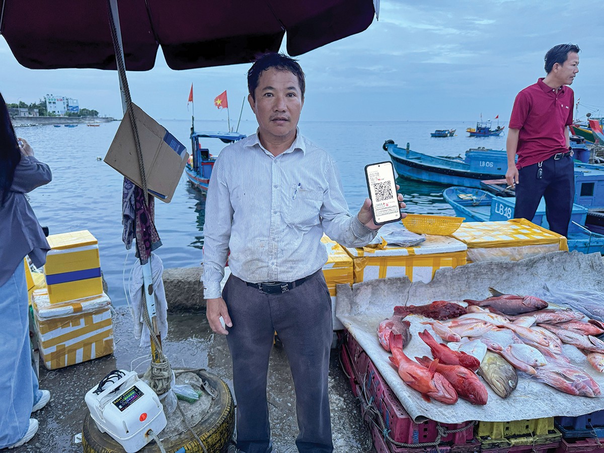 Nhờ dịch vụ ngân hàng số phát triển mà người dân trên đảo như anh Nguyễn Ngọc Hiệp thuận tiện trong thanh toán, thu tiền hàng từ các tỉnh xa Nhờ dịch vụ ngân hàng số phát triển mà người dân trên đảo như anh Nguyễn Ngọc Hiệp thuận tiện trong thanh toán, thu tiền hàng từ các tỉnh xa