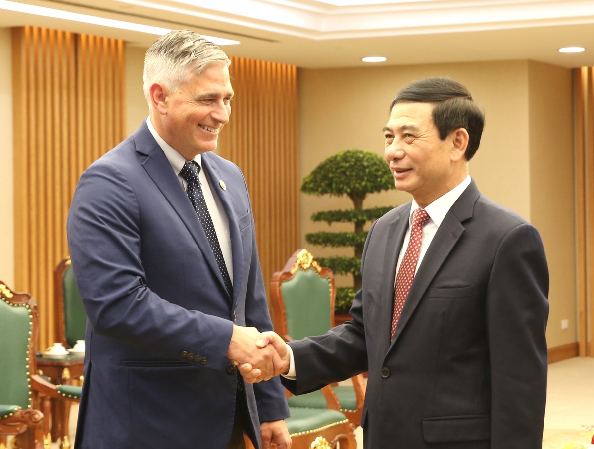 Phó Thủ tướng, Bộ trưởng Bộ Quốc phòng Phan Văn Giang và Hạ Nghị sĩ Michael Baumgartner (Đảng Cộng hòa, bang Washington), Thành viên Ủy ban Đối ngoại Hạ viện Hoa Kỳ tại buổi tiếp - Ảnh: VGP/Nguyễn Hoàng
