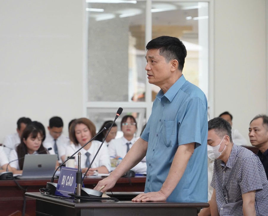 Bị cáo Nguyễn Thanh Phong, cựu Cục trưởng Cục An toàn thực phẩm Bộ Y tế bị tuyên án 16 năm 6 tháng tù.