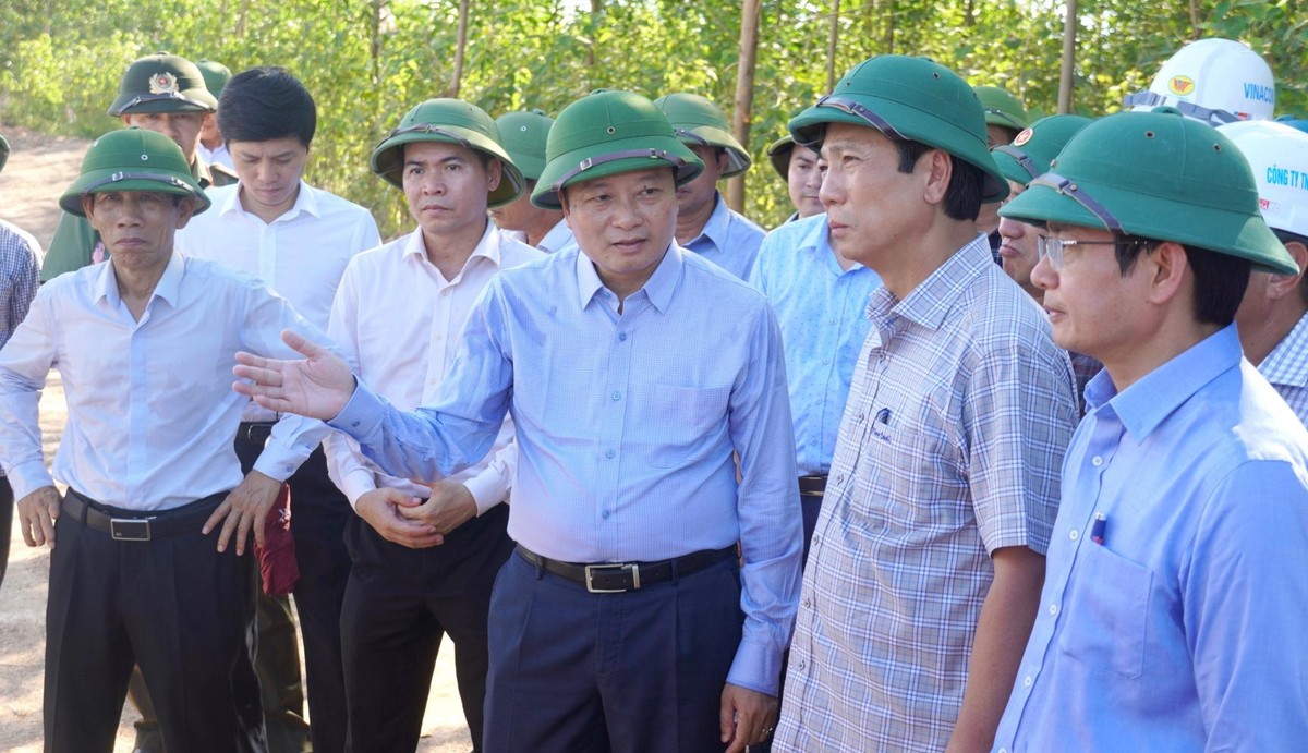Chủ tịch UBND tỉnh Quảng Trị Lê Hồng Vinh (hàng đầu, thứ ba từ phải ảnh) chỉ đạo đẩy nhanh tiến độ dự án. Chủ tịch UBND tỉnh Quảng Trị Lê Hồng Vinh (hàng đầu, thứ ba từ phải ảnh) chỉ đạo đẩy nhanh tiến độ dự án.