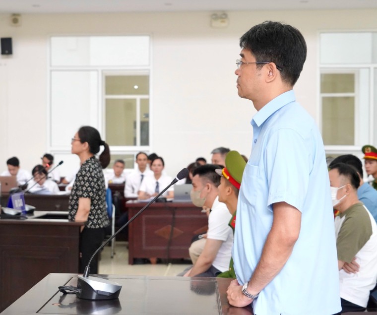Cựu Cục trưởng Trần Việt Nga và chồng là Lê Hoàng, cựu Phó cục trưởng Cục Phòng bệnh.