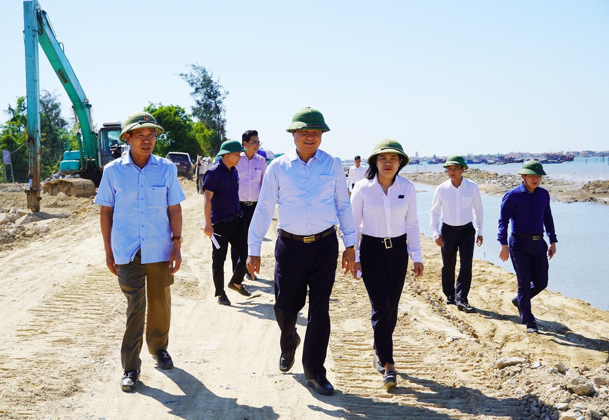 Thứ trưởng Bộ Nông nghiệp và Môi trường Võ Văn Hưng (hàng đầu, ở giữa) kiểm tra tiến độ dự án Nâng cấp, mở rộng khu neo đậu tránh trú bão kết hợp cảng cá Bắc sông Gianh. Thứ trưởng Bộ Nông nghiệp và Môi trường Võ Văn Hưng (hàng đầu, ở giữa) kiểm tra tiến độ dự án Nâng cấp, mở rộng khu neo đậu tránh trú bão kết hợp cảng cá Bắc sông Gianh.