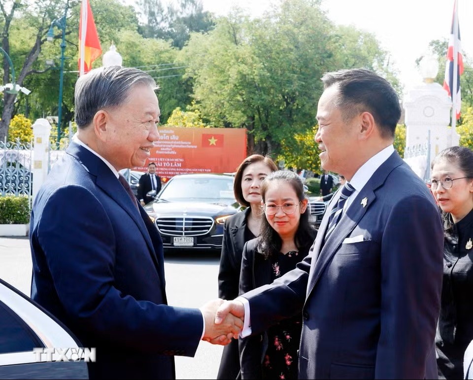 Thủ tướng Thái Lan Anutin Charnvirakul đón Tổng Bí thư, Chủ tịch nước Tô Lâm. (Ảnh: Thống Nhất/TTXVN)
