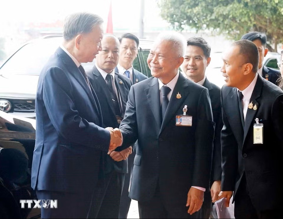 Chủ tịch Quốc hội Thái Lan Sophon Saram đón Tổng Bí thư, Chủ tịch nước Tô Lâm. (Ảnh: Thống Nhất/TTXVN)