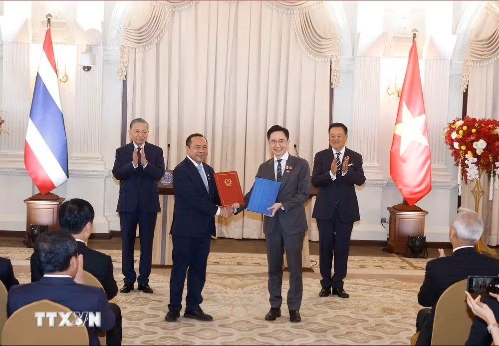 Tổng Bí thư, Chủ tịch nước Tô Lâm và Thủ tướng Thái Lan Anutin Charnvirakul chứng kiến trao Công hàm thông báo Bộ Giáo dục Đại học, Nghiên cứu và Đổi mới sáng tạo Thái Lan sẽ kế thừa chức năng, nhiệm vụ của Bộ Khoa học và Công nghệ trước đây và tiếp tục thực hiện Hiệp định đã ký với Bộ Khoa học và Công nghệ Việt Nam. (Ảnh: Thống Nhất/TTXVN)