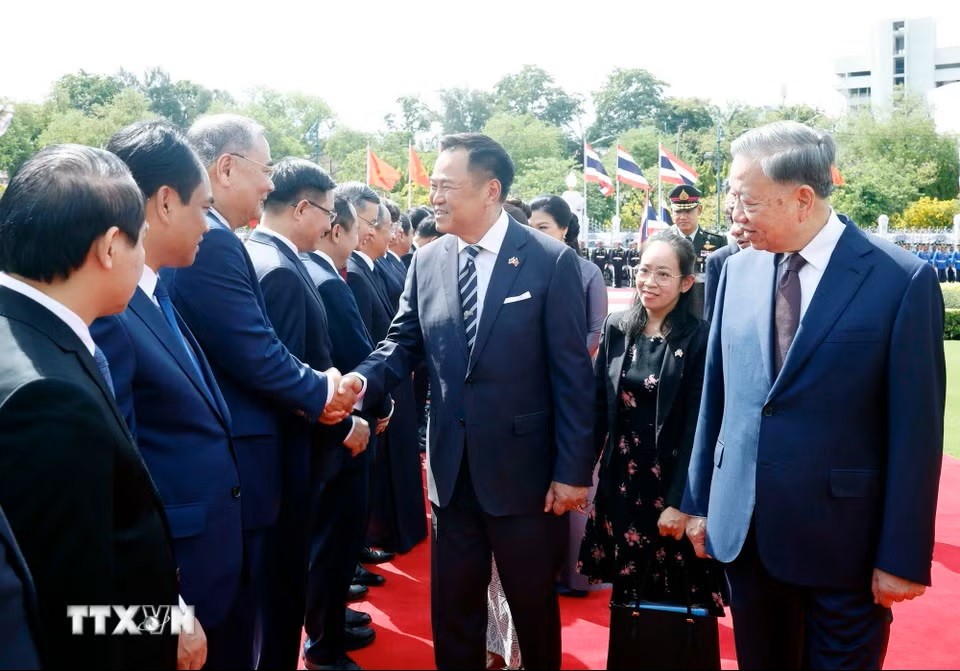 Tổng Bí thư, Chủ tịch nước Tô Lâm giới thiệu với Thủ tướng Anutin Charnvirakul thành viên đoàn đại biểu cấp cao Việt Nam dự Lễ đón. (Ảnh: Thống Nhất/TTXVN)