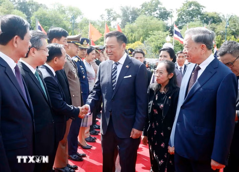 Tổng Bí thư, Chủ tịch nước Tô Lâm giới thiệu với Thủ tướng Anutin Charnvirakul thành viên đoàn đại biểu cấp cao Việt Nam dự Lễ đón. (Ảnh: Thống Nhất/TTXVN)