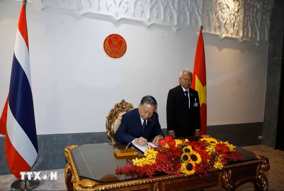 Tổng Bí thư, Chủ tịch nước Tô Lâm ký sổ lưu niệm. (Ảnh: Thống Nhất/TTXVN)